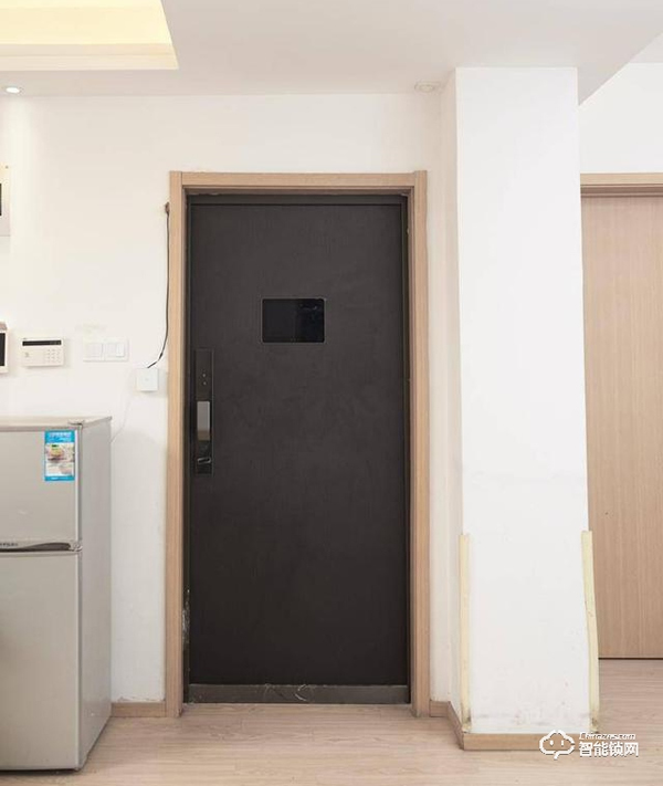 一個(gè)門重85KG，小米有品上架，嵌入式智能鎖，自帶10寸屏