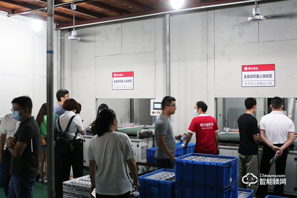 質量標桿企業(yè)參觀學習交流團蒞臨櫻花智能鎖總部考察交流 質量標桿企業(yè)參觀學習交流團蒞臨櫻花智能鎖總部考察交流