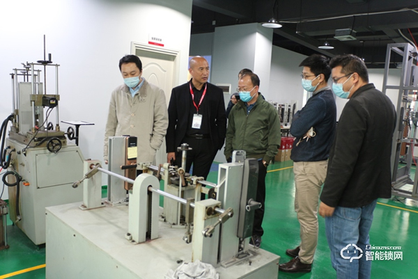 財信地產(chǎn)集團(tuán)領(lǐng)導(dǎo)一行蒞臨櫻花智能鎖參觀考察