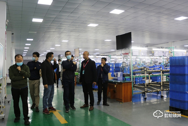 財信地產(chǎn)集團(tuán)領(lǐng)導(dǎo)一行蒞臨櫻花智能鎖參觀考察