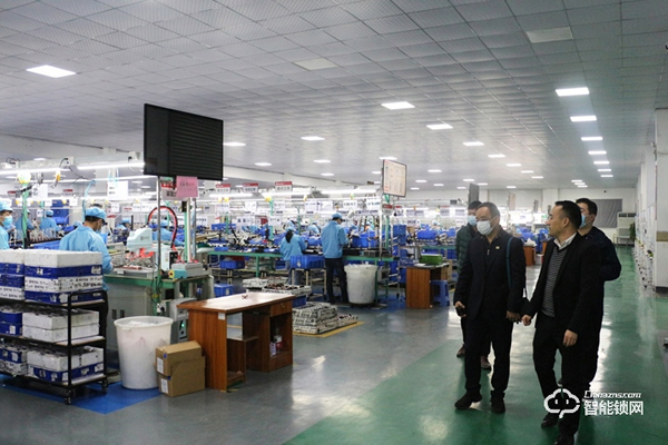 星河地產(chǎn)集團(tuán)領(lǐng)導(dǎo)一行蒞臨櫻花智能鎖參觀交流 星河地產(chǎn)集團(tuán)領(lǐng)導(dǎo)一行蒞臨櫻花智能鎖參觀交流