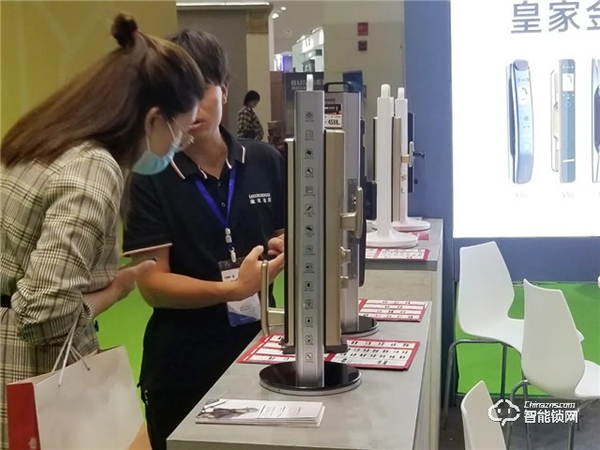 云南建博會第一天 皇家金盾人臉鎖憑實力“撩”人 云南建博會第一天 皇家金盾人臉鎖憑實力“撩”人