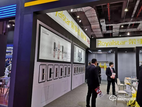 近百個(gè)智能鎖品牌上海建博會(huì)爭奇斗艷,這些新技術(shù)和黑科技成關(guān)注焦點(diǎn) 近百個(gè)智能鎖品牌上海建博會(huì)爭奇斗艷,這些新技術(shù)和黑科技成關(guān)注焦點(diǎn)