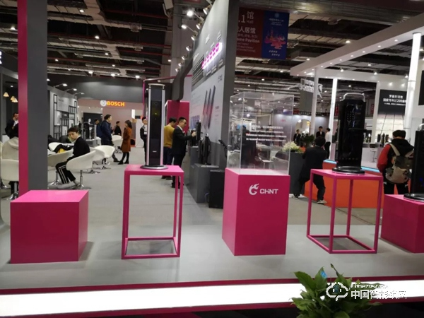 近百個(gè)智能鎖品牌上海建博會(huì)爭奇斗艷,這些新技術(shù)和黑科技成關(guān)注焦點(diǎn) 近百個(gè)智能鎖品牌上海建博會(huì)爭奇斗艷,這些新技術(shù)和黑科技成關(guān)注焦點(diǎn)