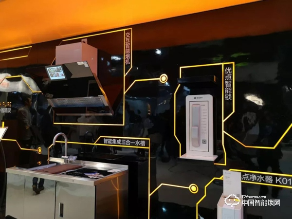 近百個(gè)智能鎖品牌上海建博會(huì)爭奇斗艷,這些新技術(shù)和黑科技成關(guān)注焦點(diǎn) 近百個(gè)智能鎖品牌上海建博會(huì)爭奇斗艷,這些新技術(shù)和黑科技成關(guān)注焦點(diǎn)