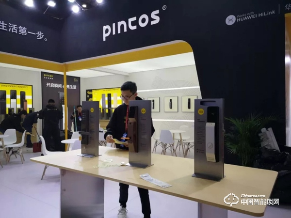 近百個(gè)智能鎖品牌上海建博會(huì)爭奇斗艷,這些新技術(shù)和黑科技成關(guān)注焦點(diǎn) 近百個(gè)智能鎖品牌上海建博會(huì)爭奇斗艷,這些新技術(shù)和黑科技成關(guān)注焦點(diǎn)