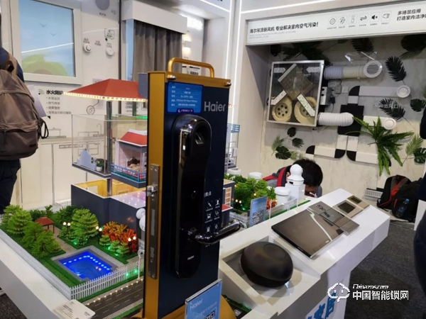 近百個(gè)智能鎖品牌上海建博會(huì)爭奇斗艷,這些新技術(shù)和黑科技成關(guān)注焦點(diǎn) 近百個(gè)智能鎖品牌上海建博會(huì)爭奇斗艷,這些新技術(shù)和黑科技成關(guān)注焦點(diǎn)