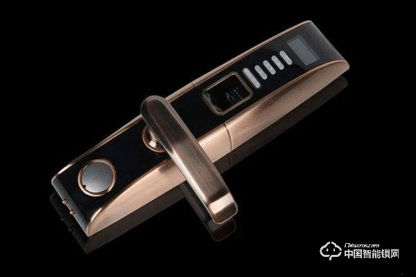 智能鎖被認(rèn)為是智能家居行業(yè)的敲門磚 是各行各業(yè)巨頭的布局對(duì)象 智能鎖被認(rèn)為是智能家居行業(yè)的敲門磚 是各行各業(yè)巨頭的布局對(duì)象