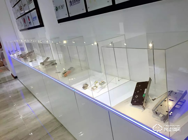 堅朗海貝斯用心打磨產品、皇家金盾年產能達40萬、銳吉將攜多款魔鏡亮相建博會 堅朗海貝斯用心打磨產品、皇家金盾年產能達40萬、銳吉將攜多款魔鏡亮相建博會