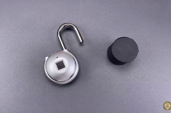 這款經過指紋驗證的智能鎖可以用磁鐵打開