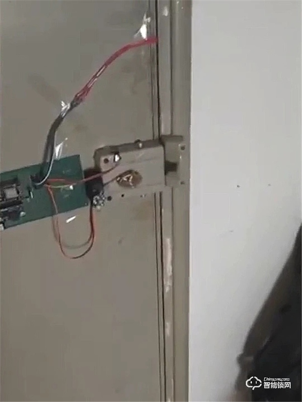 理工男將宿舍門鎖改成智能鎖:支持指紋聲控和app控制 理工男將宿舍門鎖改成智能鎖:支持指紋聲控和app控制