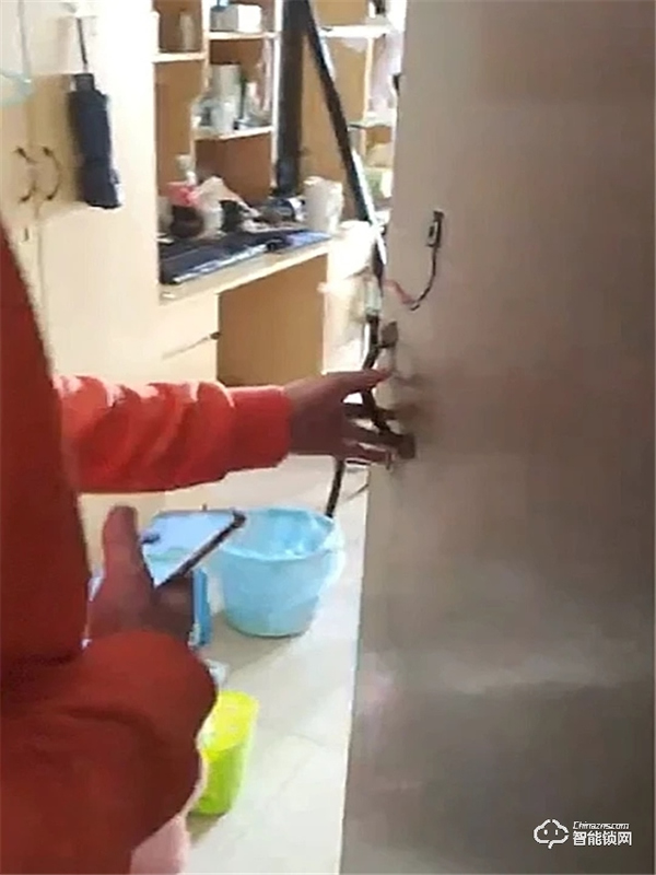 理工男將宿舍門鎖改成智能鎖:支持指紋聲控和app控制 理工男將宿舍門鎖改成智能鎖:支持指紋聲控和app控制