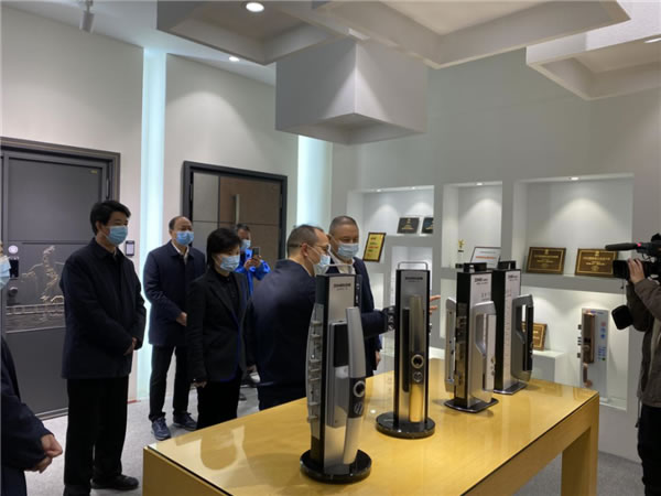 忠恒高配智能門鎖:市人大常委會主任李鋒帶隊赴忠恒集團調研 忠恒高配智能門鎖:市人大常委會主任李鋒帶隊赴忠恒集團調研