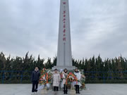 中國揚子智能家居集團組織黨員干部和全體職工赴鏡園洪源廣場舉行“12.13”國家公祭日紀(jì)念活動