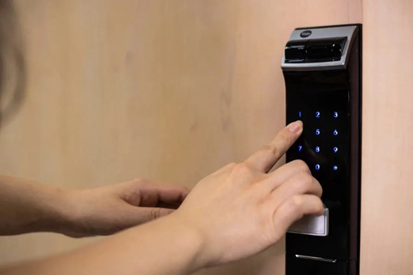 耶魯智能鎖讓回家更快一步 耶魯智能鎖讓回家更快一步