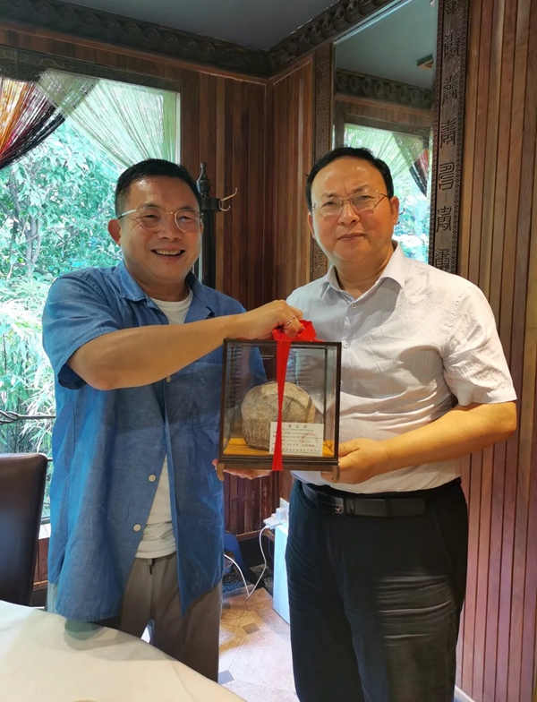 UIOT超級智慧家獲贈恐龍蛋一枚 UIOT超級智慧家獲贈恐龍蛋一枚