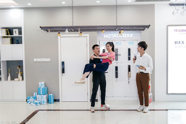 好太太直播間現場火爆 奧運冠軍夫婦驚喜現身 好太太直播間現場火爆 奧運冠軍夫婦驚喜現身