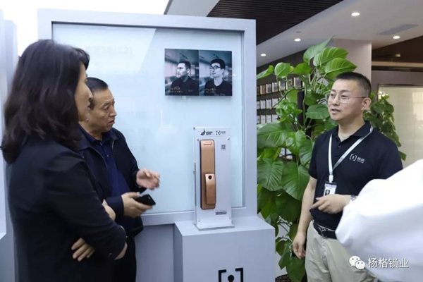 楊格鎖業(yè)迎接中國農(nóng)業(yè)銀行領(lǐng)導(dǎo)蒞臨楊格參觀 實現(xiàn)銀企共發(fā)展  楊格鎖業(yè)迎接中國農(nóng)業(yè)銀行領(lǐng)導(dǎo)蒞臨楊格參觀 實現(xiàn)銀企共發(fā)展