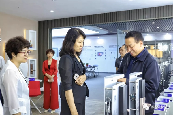 楊格鎖業(yè)迎接中國農(nóng)業(yè)銀行領(lǐng)導(dǎo)蒞臨楊格參觀 實現(xiàn)銀企共發(fā)展  楊格鎖業(yè)迎接中國農(nóng)業(yè)銀行領(lǐng)導(dǎo)蒞臨楊格參觀 實現(xiàn)銀企共發(fā)展