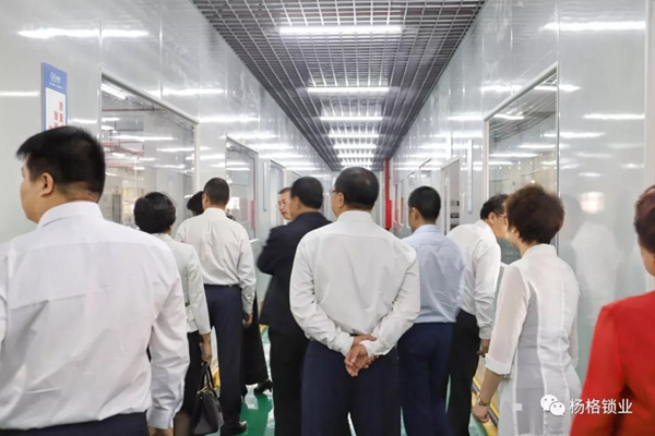 楊格鎖業(yè)迎接中國農(nóng)業(yè)銀行領(lǐng)導(dǎo)蒞臨楊格參觀 實現(xiàn)銀企共發(fā)展  楊格鎖業(yè)迎接中國農(nóng)業(yè)銀行領(lǐng)導(dǎo)蒞臨楊格參觀 實現(xiàn)銀企共發(fā)展