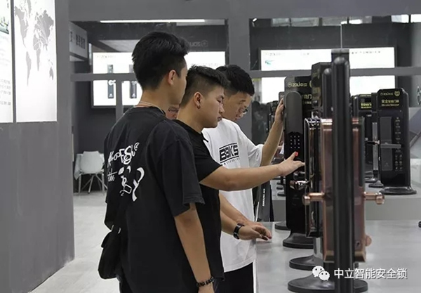 中立智能鎖五重安全防護(hù)智能鎖驚艷亮相中國(guó)建博會(huì)（廣州）