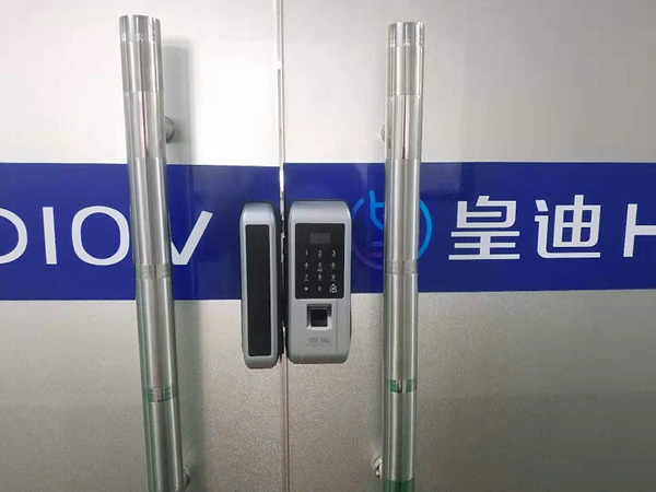 辦公室裝了指紋鎖,進來進出卻有點不方便? 辦公室裝了指紋鎖,進來進出卻有點不方便?