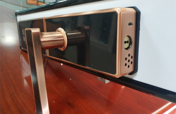 指紋鎖的電池能不能混用?需不需要備份電池? 指紋鎖的電池能不能混用?需不需要備份電池?