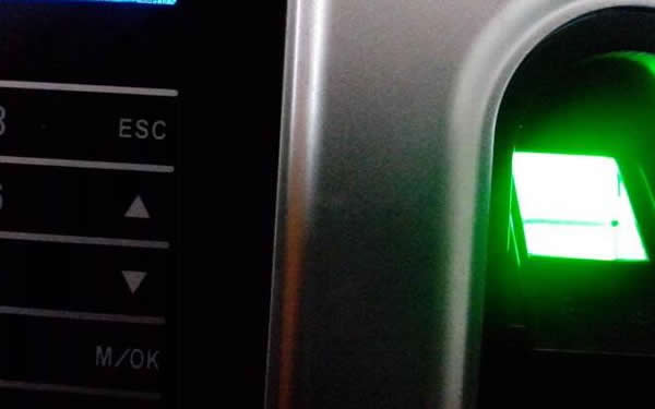 按了十多次指紋,終于打開了門,該換智能鎖了啊 按了十多次指紋,終于打開了門,該換智能鎖了啊