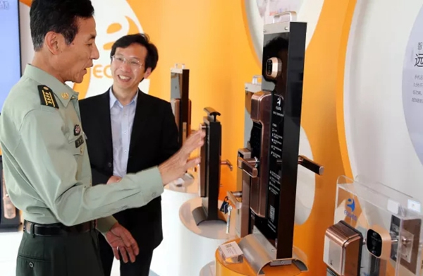 移康智能鎖:閔行區武裝部部長一行蒞臨我司調研考察 移康智能鎖:閔行區武裝部部長一行蒞臨我司調研考察