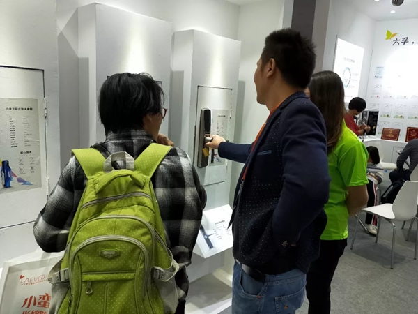 六孚攜大拉手、Z系列三款推拉鎖“踢館”上海五金展