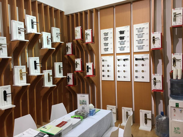 簡約新風尚匯聚于此--記2017北京國際門展首日 簡約新風尚匯聚于此--記2017北京國際門展首日