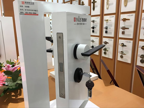 簡約新風尚匯聚于此--記2017北京國際門展首日 簡約新風尚匯聚于此--記2017北京國際門展首日