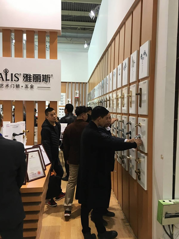 簡約新風尚匯聚于此--記2017北京國際門展首日 簡約新風尚匯聚于此--記2017北京國際門展首日