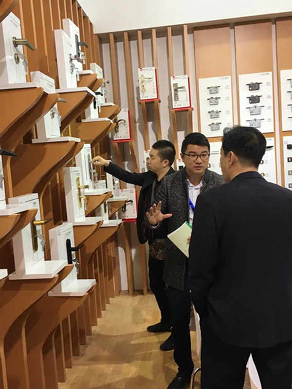 簡約新風尚匯聚于此--記2017北京國際門展首日 簡約新風尚匯聚于此--記2017北京國際門展首日