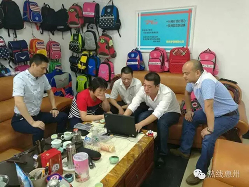 開學(xué)在即，你該給孩子買個德犬護(hù)脊減負(fù)健康書包了