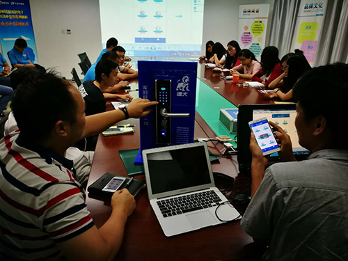 【德犬手機門鎖】開會沒玩手機被老板批評了,藍瘦…香菇… 【德犬手機門鎖】開會沒玩手機被老板批評了,藍瘦…香菇…