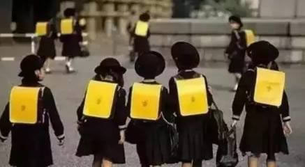 德犬護(hù)脊減負(fù)健康書(shū)包，可以將書(shū)包重量減輕三分之二