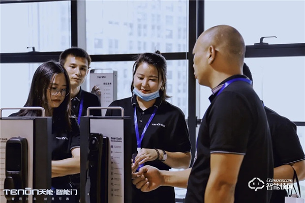 智聯世界·亞太天能2021年度招商大會暨智能門鎖新品發布會完美收官! 智聯世界·亞太天能2021年度招商大會暨智能門鎖新品發布會完美收官!
