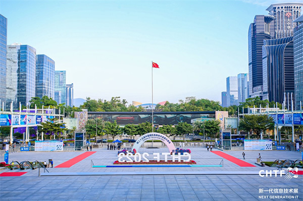 沉浸式體驗高交會IT展上的各類智能終端設(shè)備 沉浸式體驗高交會IT展上的各類智能終端設(shè)備