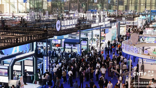 沉浸式體驗高交會IT展上的各類智能終端設(shè)備 沉浸式體驗高交會IT展上的各類智能終端設(shè)備