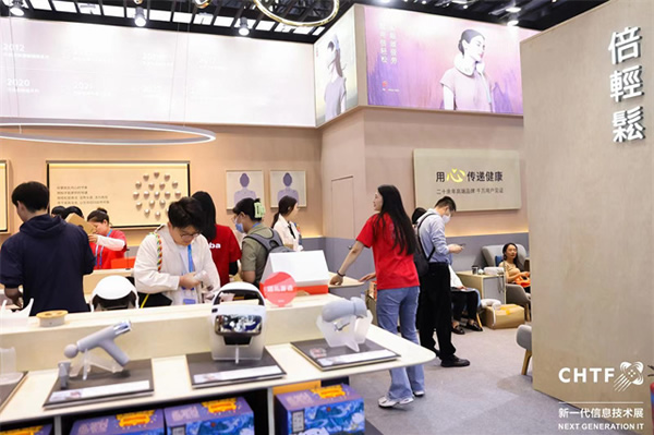 沉浸式體驗高交會IT展上的各類智能終端設(shè)備 沉浸式體驗高交會IT展上的各類智能終端設(shè)備