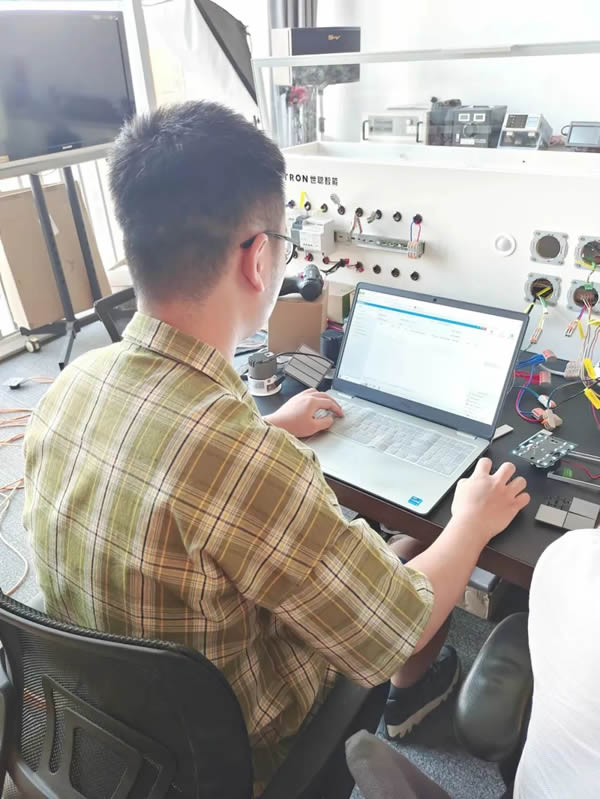 世聰智能 × 人物訪談 | 高級(jí)工程師張奇：我變強(qiáng)了，但我沒(méi)有變禿！