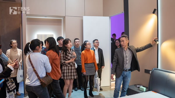 特恩斯智能情景光體驗(yàn)館在中山華藝廣場盛大開業(yè) 特恩斯智能情景光體驗(yàn)館在中山華藝廣場盛大開業(yè)