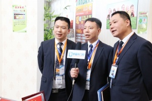 領(lǐng)導(dǎo)喊口號(hào)